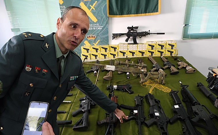 Imagen principal - Armas manipuladas decomisadas por la Guardia Civil en Cádiz.